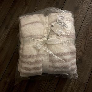 NWT Barefoot Dreams Throw